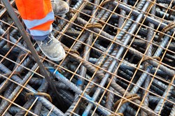 Quelle que soit la densité du ferraillage, un accès doit être ménagé pour les embouts des pompes à béton et pour les ''vibreurs'' qui homogénisent sa diffusion dans l'entrelacs des barres d'acier. (Click to view larger version...)